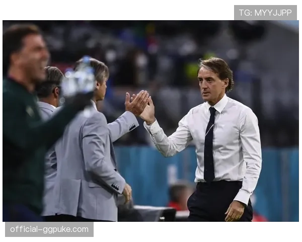 特写：老将基耶萨被换下时与教练击掌，对战术调整表示理解